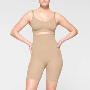 SKIMS high-waisted above the knee short - Clay, S/M